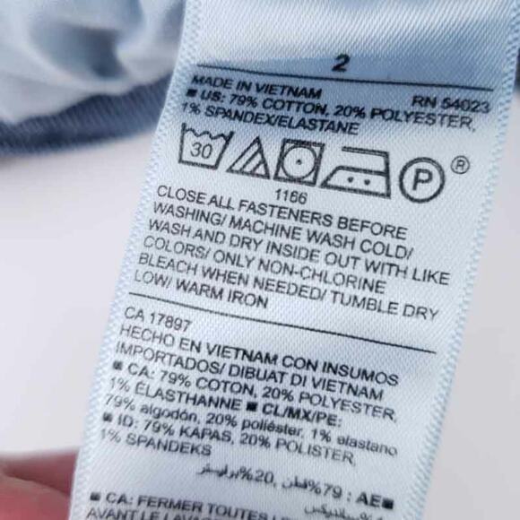 Old Navy Blue Jean Denim Shorts Size 2 Women, Rolled Cuff, Mid-Wash, Zip Close - Picture 4 of 4